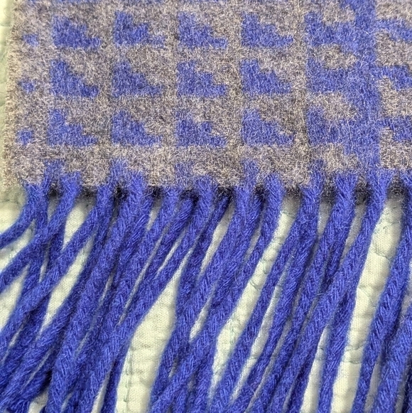 Bloomingdales Blue and Gray Houndstooth 100% Cashmere Scarf - Picture 5 of 14